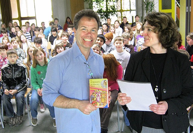 Autor Fabian Lenk bei seiner Lesung in...liothek, Friederike Storm, begleitete.  | Foto: Anne Freyer