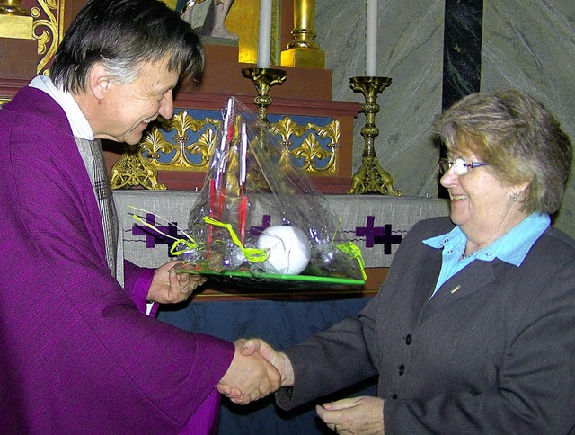 Pfarrer Hon dankt Magda Wiskow fr 20...rdienste in der Reichenbacher Kirche.   | Foto: alfons vgele