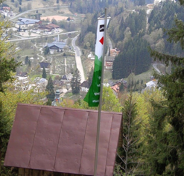 Eine Fahne des Schwarzwaldvereines sch...ei guter Sicht, bis zu den Alpen hat.   | Foto: Hans-Dieter Folles