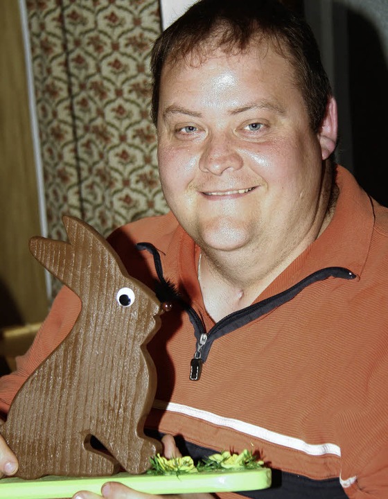 Martin Brotz hat für den Vorstand der ...üller Gruppe Hasen aus Holz gefertigt.  | Foto: Chris Seifried
