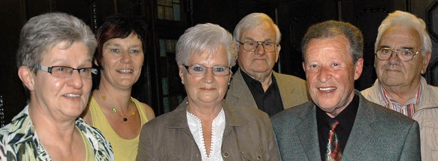 Vorsitzende Susanne Karrasch und ihre ... 60 Jahre Mitgliedschaft (von links).   | Foto: WiK