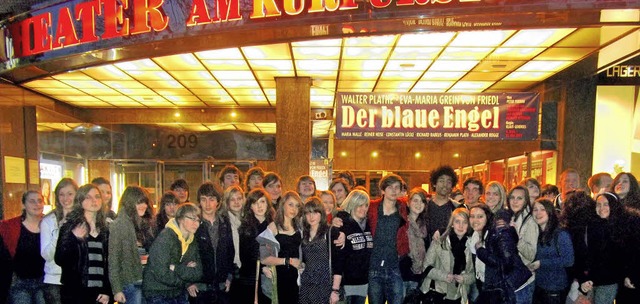 Das deutsch-franzsische Sprachenproje...h vor dem Theater am Kurfrstendamm .   | Foto: F.-J. Saam