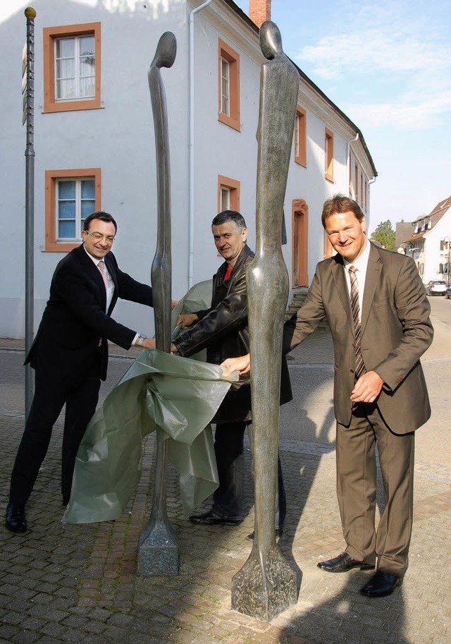 Sparkassendirektor Ulrich  Feuerstein,... restaurierte Bronzedame (von links).   | Foto: Sigrid Umiger