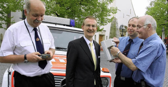 Brgermeister Ekkehart Meroth ist kein...s (links) das zweite Messgert testet.  | Foto: A. Huber