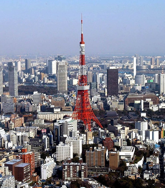 Der stählerne Tokyo Tower in der japanischen Metropole.   | Foto: dpa