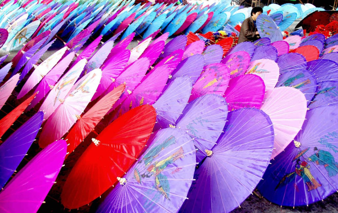 Auch ein chinesischer Exportschlager: Traditionelle Schirme aus geöltem Papier  | Foto: DPA