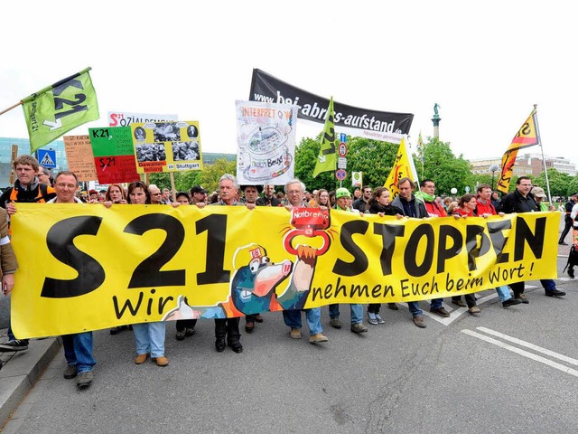 Die Gegner von Stuttgart 21 demonstrieren weiter gegen das umstrittene Projekt.  | Foto: dpa