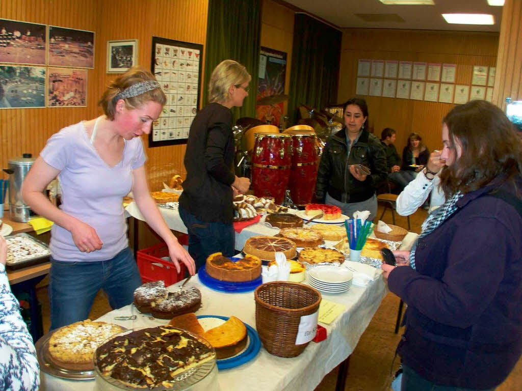 Schulfest an der Musikschule Waldkirch: Kuchentheke Schulfest an der Musikschule Waldkirch: Kuchentheke