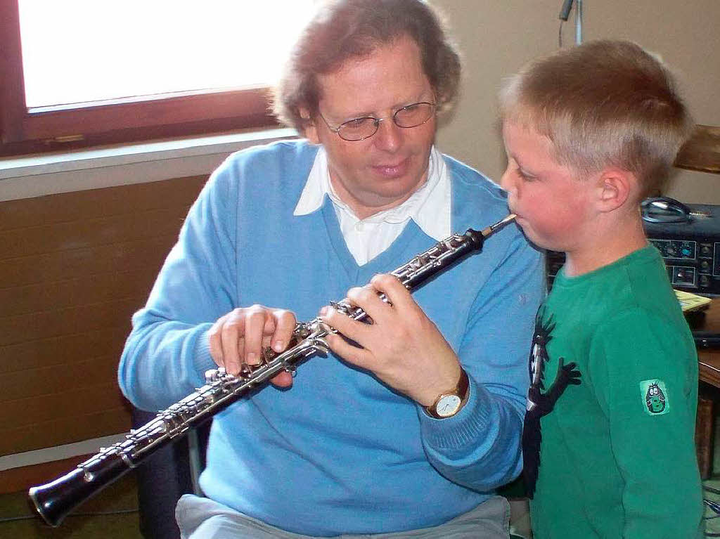Schulfest an der Musikschule Waldkirch: Ole probiert die Oboe Schulfest an der Musikschule Waldkirch: Ole probiert die Oboe