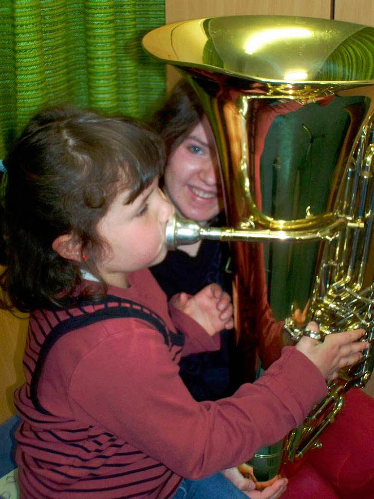 Schulfest an der Musikschule Waldkirch: Sarah spielt Tuba Schulfest an der Musikschule Waldkirch: Sarah spielt Tuba