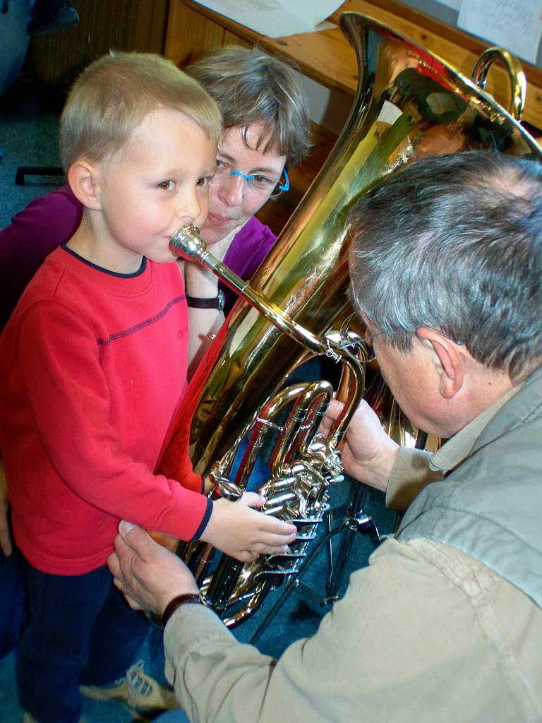 Schulfest an der Musikschule Waldkirch: Fin spielt Tuba Schulfest an der Musikschule Waldkirch: Fin spielt Tuba