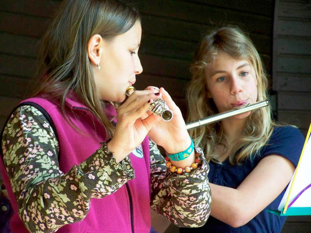 Schulfest an der Musikschule Waldkirch: Flötenspieler innen im Musikpavillon Schulfest an der Musikschule Waldkirch: Flötenspieler innen im Musikpavillon