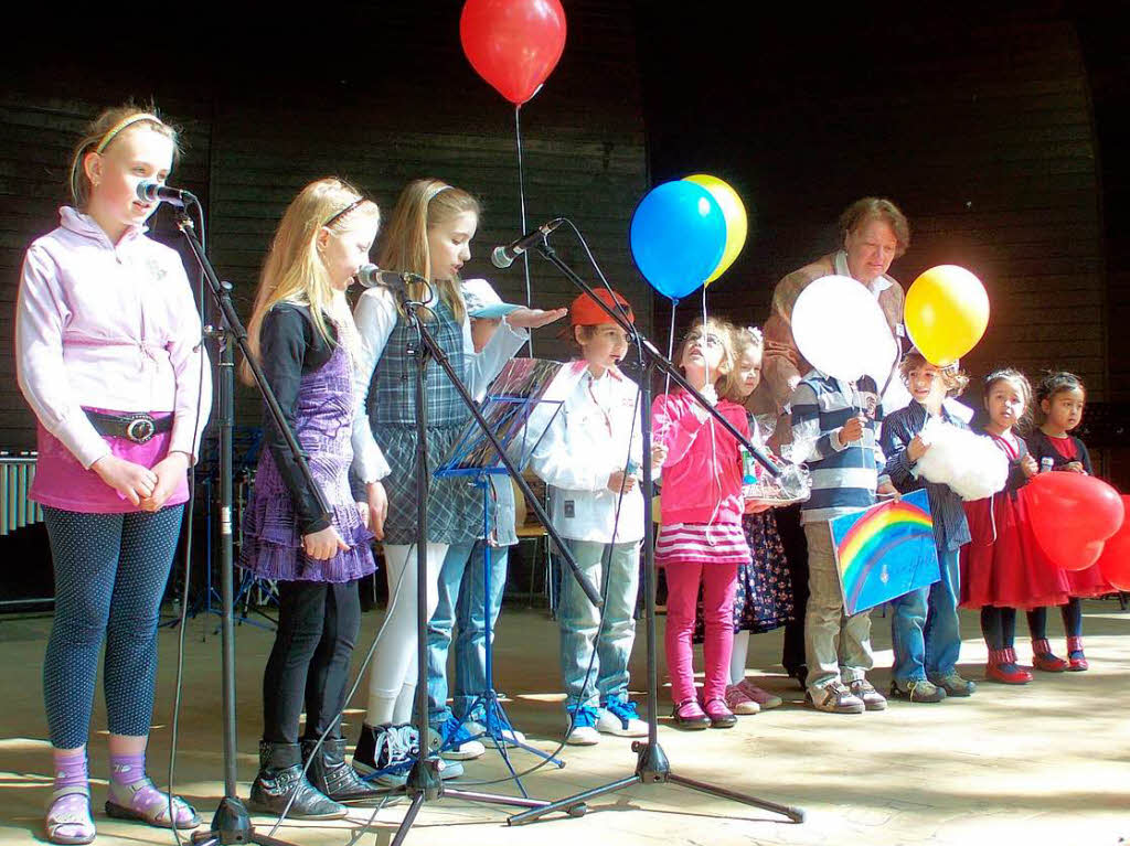 Schulfest an der Musikschule Waldkirch: Gesangsgruppe von Renate Manciu im Musikpavillon Schulfest an der Musikschule Waldkirch: Gesangsgruppe von Renate Manciu im Musikpavillon