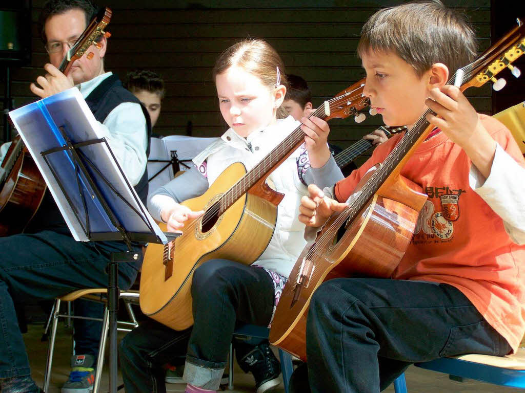 Schulfest an der Musikschule Waldkirch: Flöten- und Gitarrengruppe mit Bettina von Lieres und Werner Fischer Schulfest an der Musikschule Waldkirch: Flöten- und Gitarrengruppe mit Bettina von Lieres und Werner Fischer