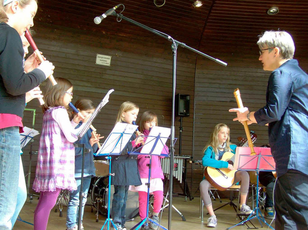 Schulfest an der Musikschule Waldkirch: Flöten- und Gitarrengruppe mit Bettina von Lieres und Werner Fischer Schulfest an der Musikschule Waldkirch: Flöten- und Gitarrengruppe mit Bettina von Lieres und Werner Fischer