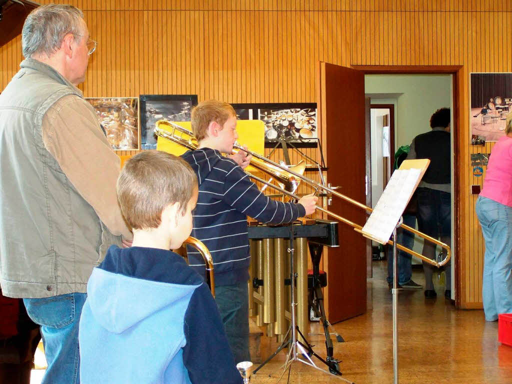 Schulfest an der Musikschule Waldkirch: Posaunisten im Café Schulfest an der Musikschule Waldkirch: Posaunisten im Café