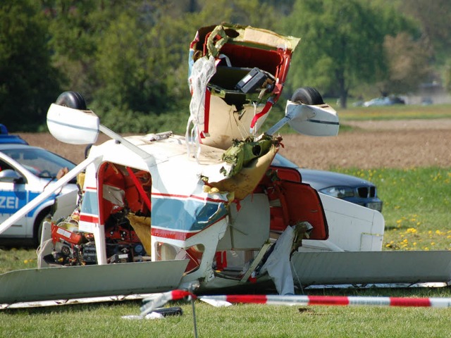 Zwei Menschen sind beim Absturz dieses Motorflugzeugs in Herten gestorben.  | Foto: Ingrid Bhm-Jacob