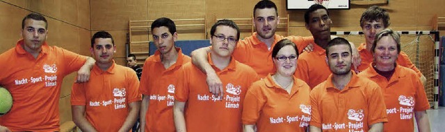 Wer das orangene T-Shirt trgt, hat si...im Nachtsport als Coach qualifiziert.   | Foto: Martina David-Wenk