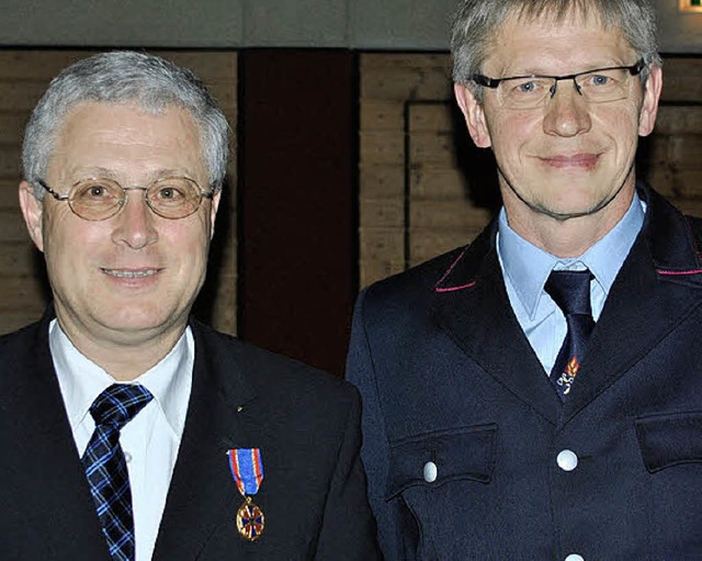 Gnter Lenke (rechts) zeichnete OB Dietz mit der  Ehrenmedaille aus.  | Foto: Norbert Sedlak