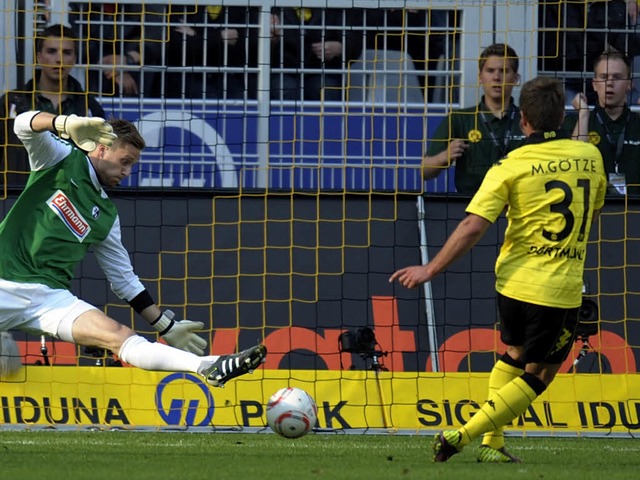 Das 1:0: Dortmunds Mario Gtze lsst F...s Torwart Oliver Baumann keine Chance.  | Foto: dapd