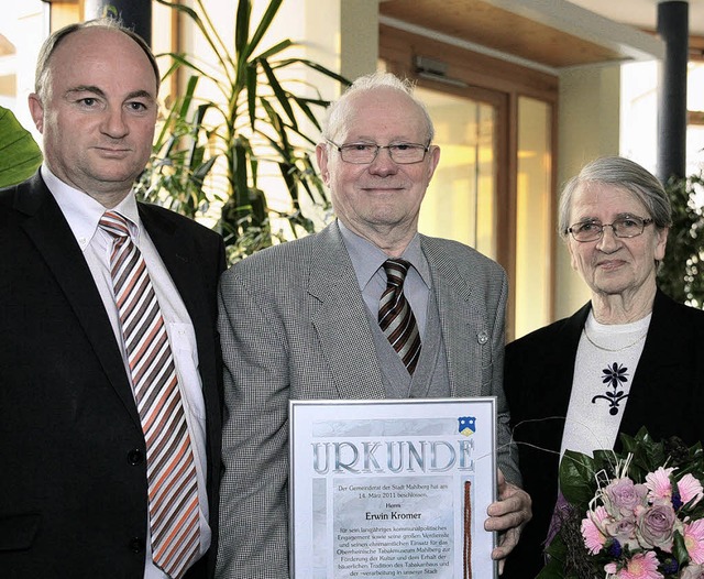 Brgermeister Dietmar Benz (links) zei...der Stadt  mit der Brgermedaille aus.  | Foto: DEcoux-KOne