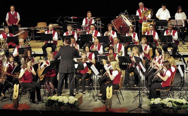 Voller Einsatz und volles Haus: die Di...222;Harmonie&#8220; beim Jahreskonzert  | Foto: WOLFGANG KNSTLE