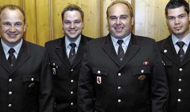 Das neue Kommando der Feuerwehrabteilu...em neuen Schriftfhrer Sascha Metzger.  | Foto: kirstin lux