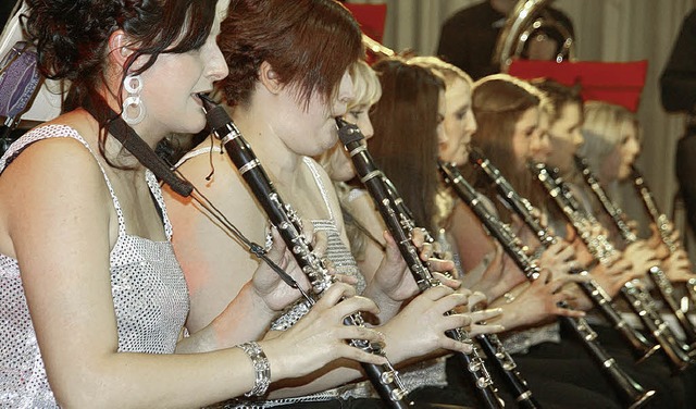Das Klarinettenregister der Trachtenka...mstag auch im Big-Band-Stil unterwegs.  | Foto: peter Schtz