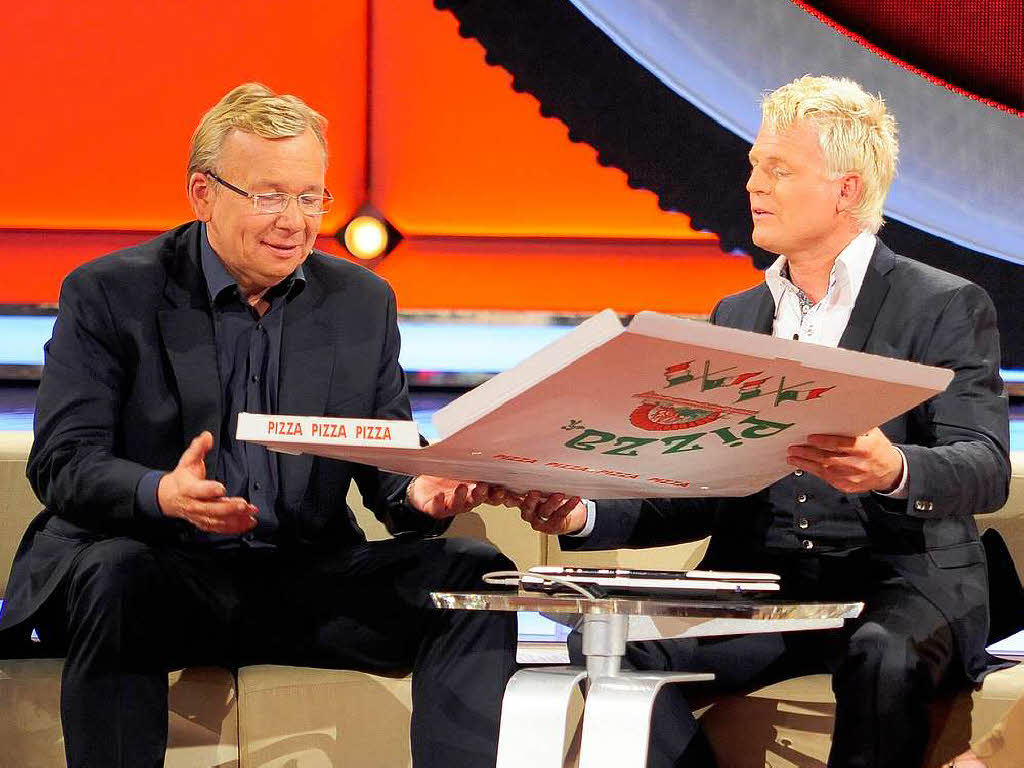 Snger und Comedian Bernd Stelter erhlt von Moderator Guido Cantz  ein Puzzle im Pizza-Karton