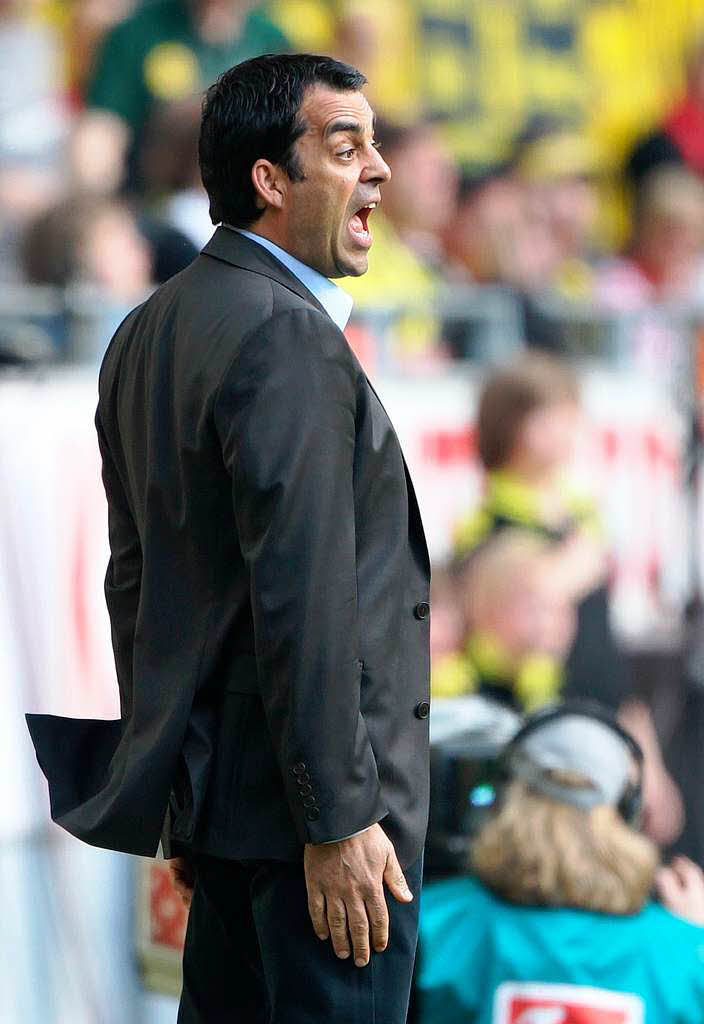 Der Freiburger Trainer Robin Dutt schreit auf das Spielfeld – seine Mannschaft hrte ihn leider nicht und fand gegen Dortmund kein Mittel.