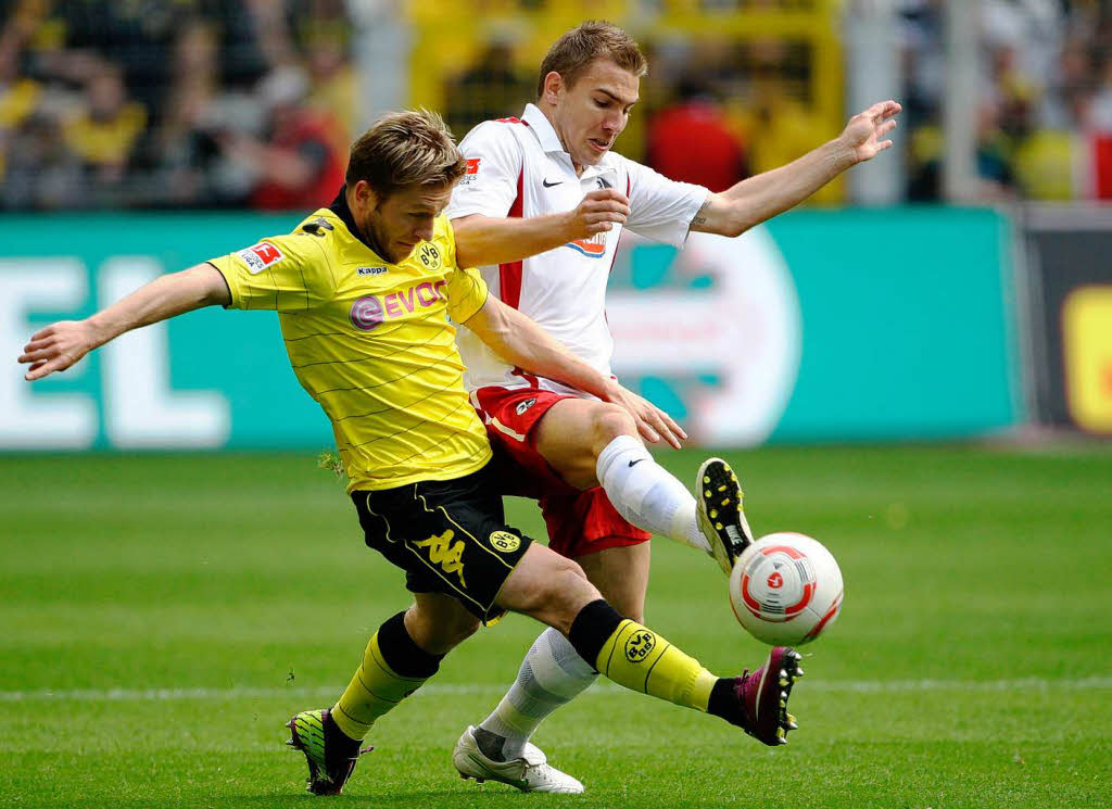 Der Dortmunder Jakub Blaszczykowski (links) im Kampf um den Ball mit dem Freiburger Erik Jendrisek, der in der 59. Minute ausgewechselt wurde.