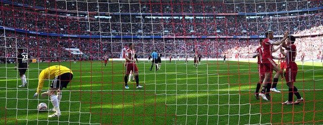 Des einen Freud, des anderen Leid: Wh... Bayern-Spieler eines ihrer fnf Tore.  | Foto: dpa