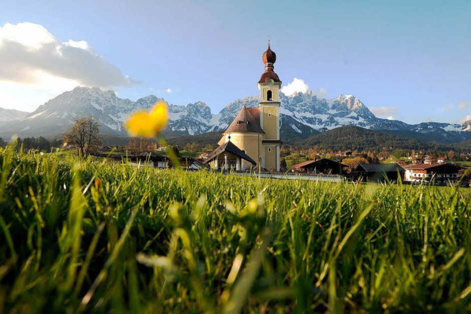 Idylle pur: Die Ortschaft Going bei Kitzbühel mit der Pfarrkirche zum Heiligen Kreuz. (Foto: dapd) Idylle pur: Die Ortschaft Going bei Kitzbühel mit der Pfarrkirche zum Heiligen Kreuz. (Foto: dapd)