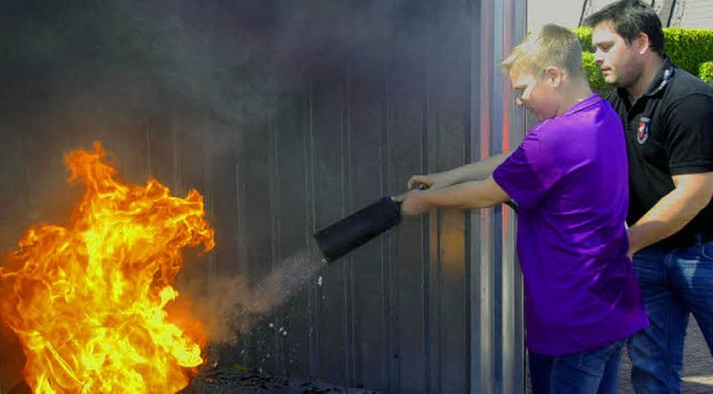 Das Lschen eines Fettbrandes will gel...ch unter Aufsicht der Feuerwehrleute.   | Foto: Roland Vitt