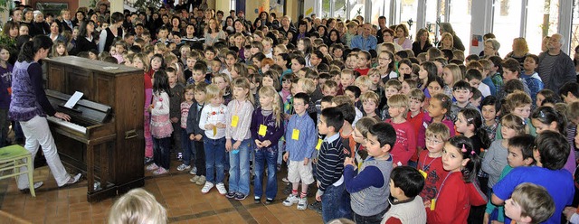 Zur musikalischen Erffnung des Frhli... kamen alle Kinder im Foyer zusammen.   | Foto: Sedlak