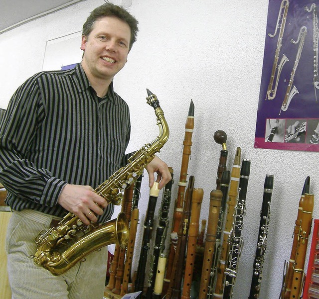 Christian Leitherer  mit seinen Instrumentenschtzen   | Foto: Roswitha Frey