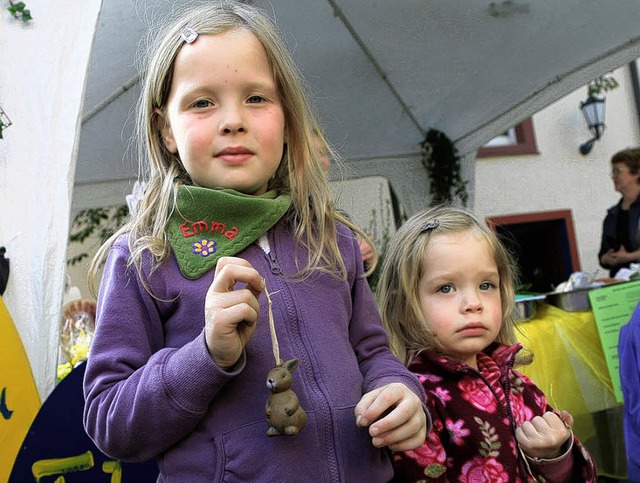Auch diese beiden jungen Ostermarkt-Besucherinnen sind fndig geworden.   | Foto: S. Decoux-Kone
