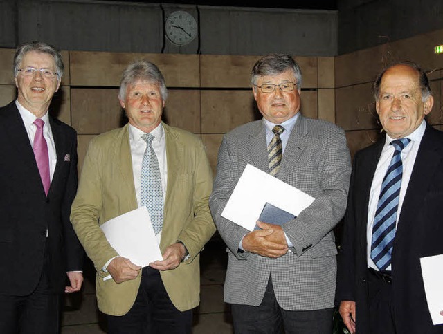 Auf der Vertreterversammlung der Volks...Trogus und Walter Fotteler (von links)  | Foto: Hans Christof Wagner