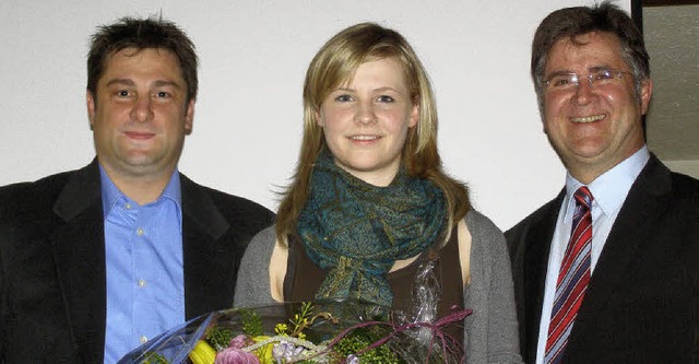 Annika Knoll (Mitte) konnte bei einem ... Clemens Hensler (rechts) gratulierte   | Foto: Liane Schilling