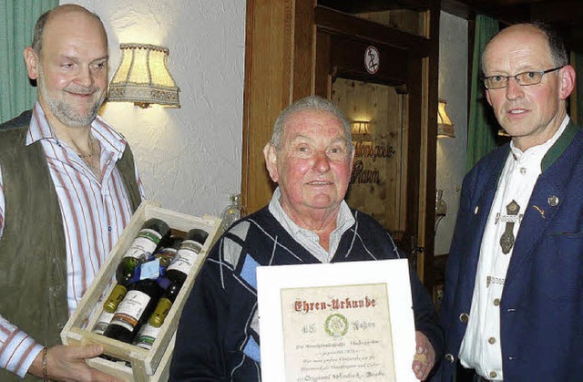 Vorsitzender Oskar Faller und Stellver...rzarten ttig war, zum Ehrenmitglied.   | Foto: Edeltraud Blume