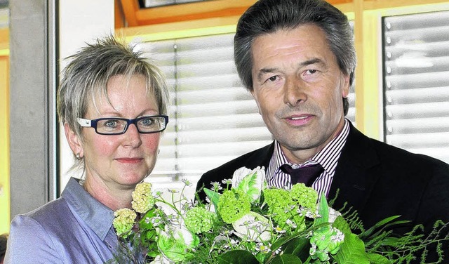 Landrat Karl Heim gratuliert der neuen...chwenningen, Barbara Hendricks-Kaiser.  | Foto: Blaser