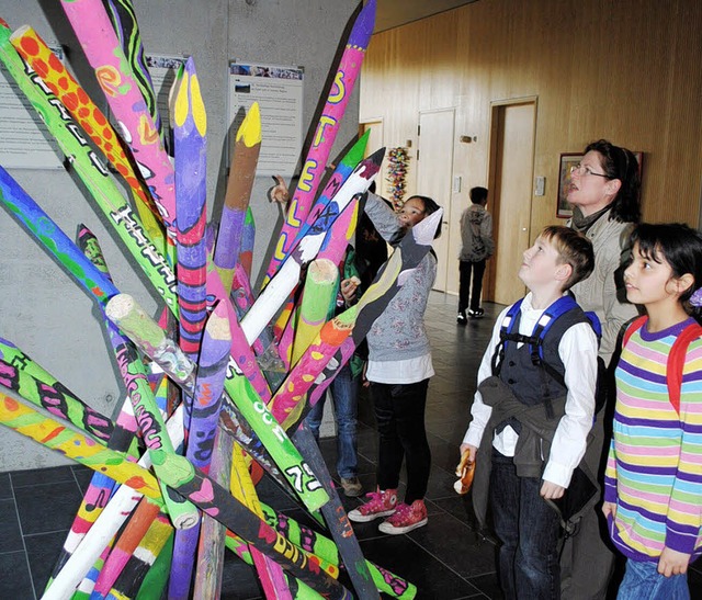 Knallbunt und riesengro: Aus Pfhlen wurden Stifte.  | Foto: Hanna Gier