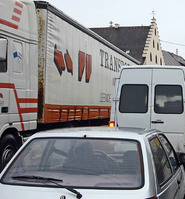Viel Verkehr auf der B 3 in Eimeldingen, viel Lrm.  | Foto: langelott