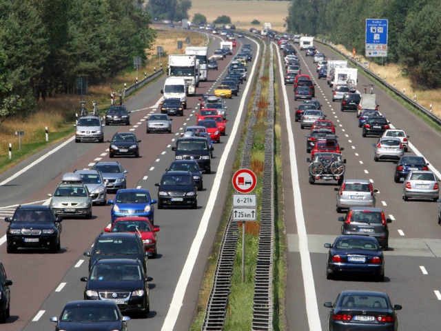 Der Weg knnte fr viele Osterurlauber...h lange das Ziel sein, warnt der ADAC.  | Foto: dapd