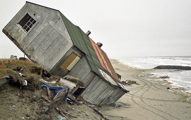 Diesem Haus in  Shishmaref in Alaska s...er den Boden weg. 2006 strzte es ab.   | Foto: dpa