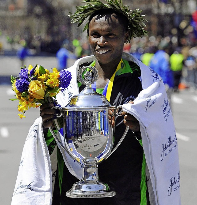 Geoffrey Kiprono Mutai mit Trophe   | Foto: dpa