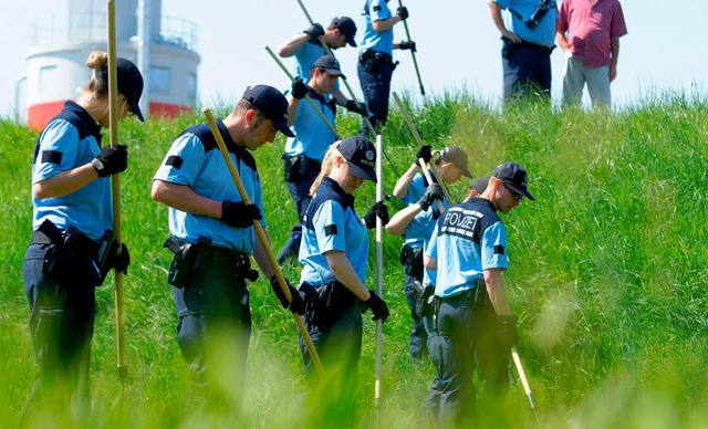 Beamte der Bereitschaftspolizei durchkmmten am Montag die Umgebung des Tatorts.  | Foto: habura