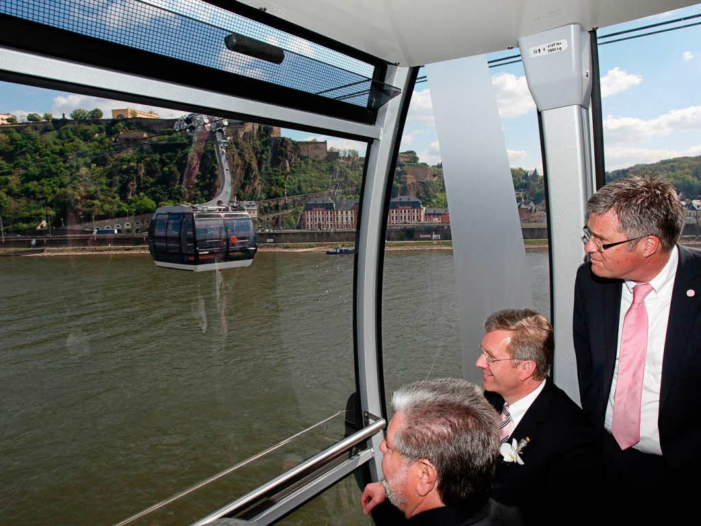 Auch Bundesprsident Wulff genoss die Seilbahnfahrt ber den Rhein.
