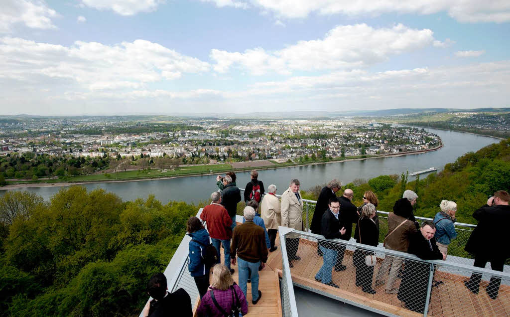 Den Besuchern auf der Aussichtsplattform liegt Koblenz zu Fen