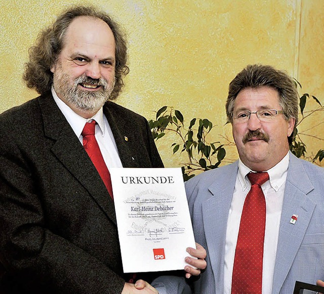 Edgar Hauser (rechts) gratulierte Karl... der seit 40 Jahren SPD-Mitglied ist.   | Foto: B. Rein